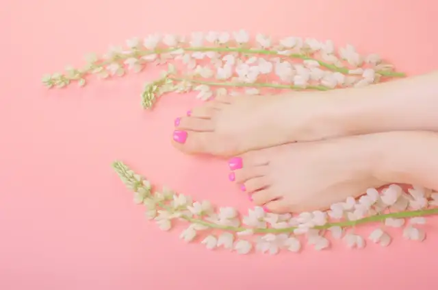 Czym zmiękczyć paznokcie? Skuteczne metody na twarde paznokcie
