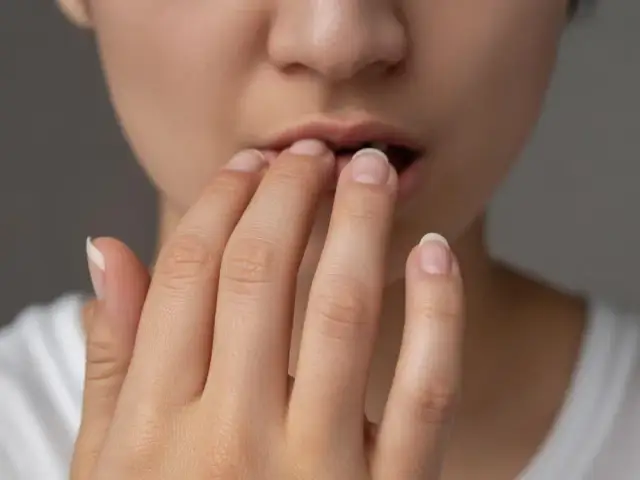 Dlaczego obgryzasz paznokcie? Przyczyny, skutki i jak przestać