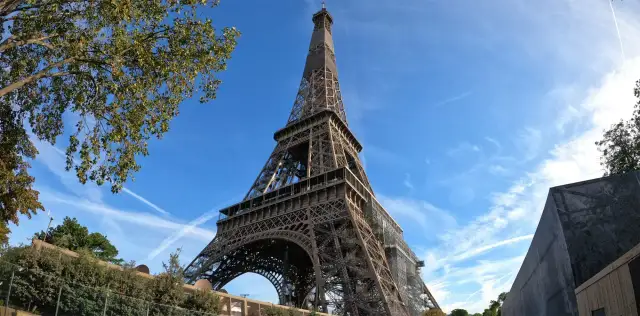 Czy z wieży Eiffla można dostrzec pałac w Wersalu? Odpowiedź zaskakuje