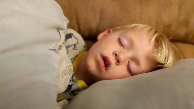 Otwarta buzia dziecka? Objawy hipotonii oralnej i jak pomóc