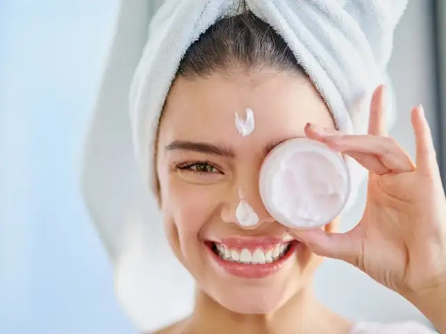 Lekki nawilżająco rewitalizujący krem do twarzy Clochee – sprawdź jego moc