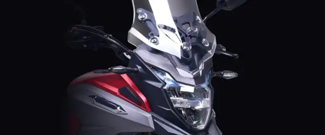 Nowy motocykl typu adventure z aerodynamiczną owiewką i ostrymi liniami, gotowy na każdą wyprawę.