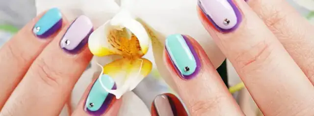 Jak przykleić ozdoby na paznokcie hybrydowe - unikaj najczęstszych błędów