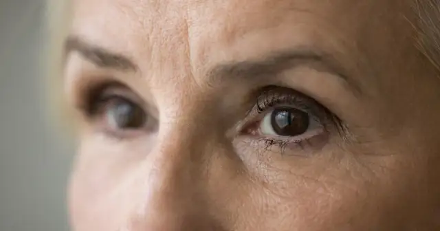 Zbliżenie na oczy dojrzałej kobiety z widocznymi zmarszczkami.