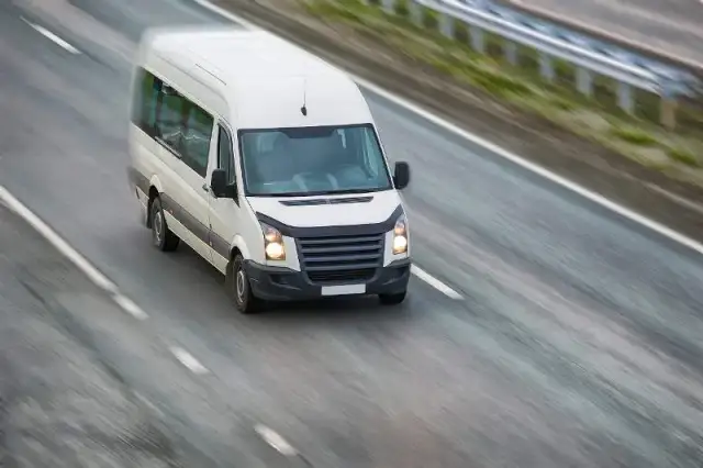 Jakie prawo jazdy potrzebne do busa do 3 5 tony? Sprawdź zasady