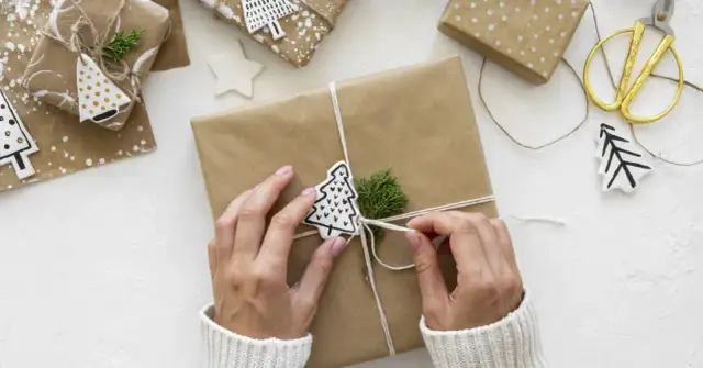 Jak zapakować prezent o nieregularnym kształcie? Proste triki DIY