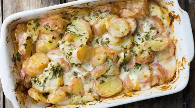 Zapiekanka ziemniaczana z szynką i serem: Przepis, który zawsze się udaje!