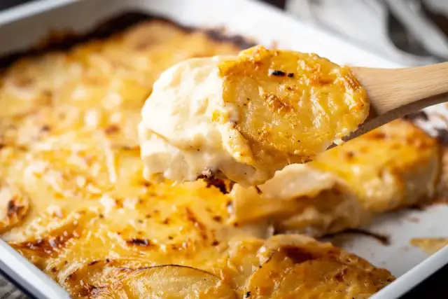 Ile piec zapiekankę ziemniaczaną? Sekrety idealnego wypieku!