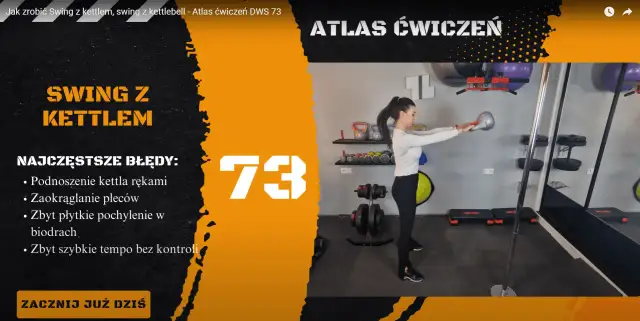 Kobieta wykonuje swing z kettlem, ćwiczenie numer 73 z Atlasu Ćwiczeń. Na ekranie widać też listę najczęstszych błędów.