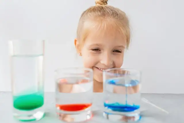 Eksperymenty z wodą dla dzieci: 13 pomysłów na naukę i zabawę