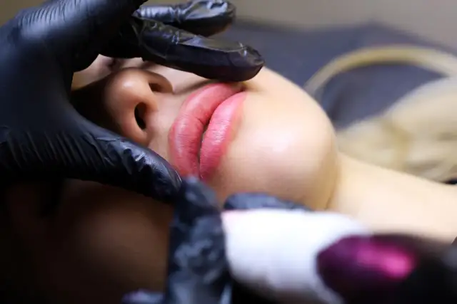 Czym smarować usta po makijażu permanentnym – sprawdzone porady i forumowe wskazówki