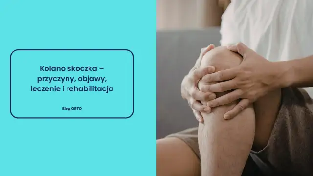 Dłoń obejmująca bolące kolano, na tle grafiki z tekstem o "kolanie skoczka".
