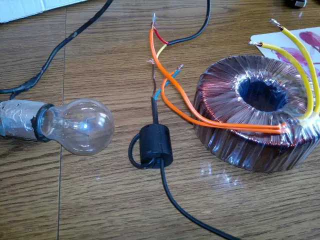 Transformator buczy? Odkryj, jak działa i co oznacza ten dźwięk