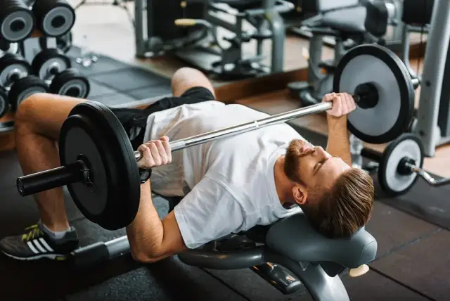Trening siłowy w domu z ławeczką: Zbuduj siłę i rzeźbę!