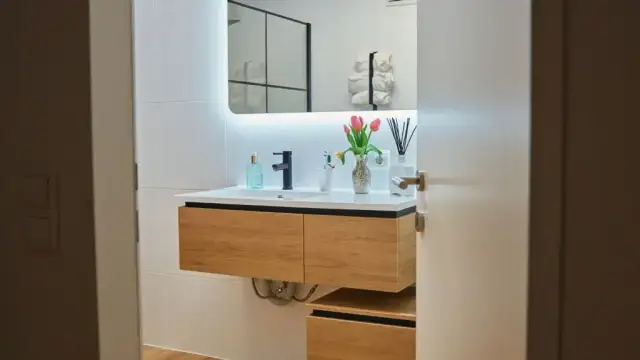 Instalar luz espejo baño: Guía segura y paso a paso (REBT y IP44)