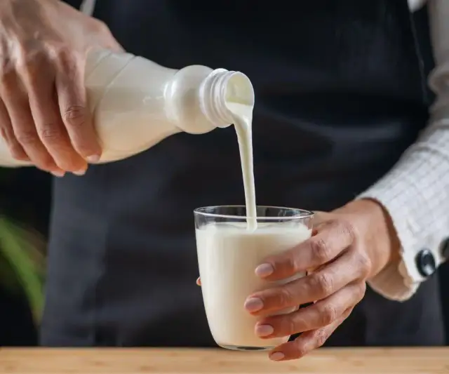 Codzienne picie kefiru: Korzyści dla jelit, odporności i wagi