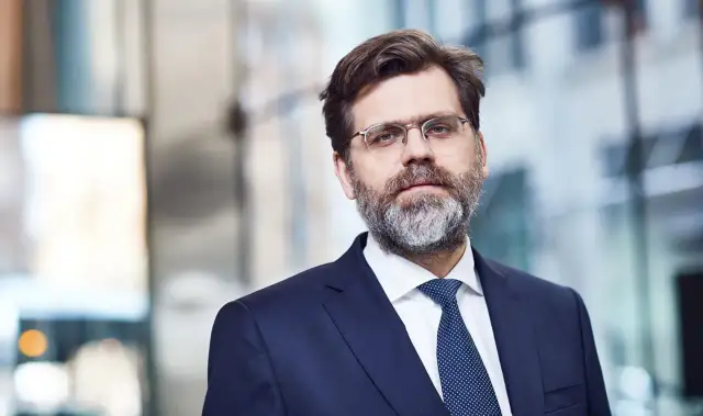 Doradca podatkowy a prawnik: kluczowe różnice i wybór eksperta