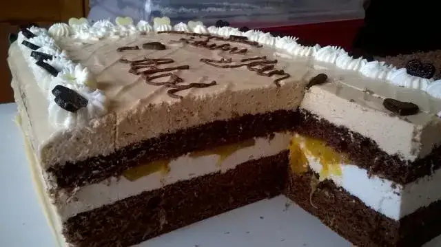 Jak pokroić tort prostokątny, aby uniknąć kruszenia i zniszczenia dekoracji