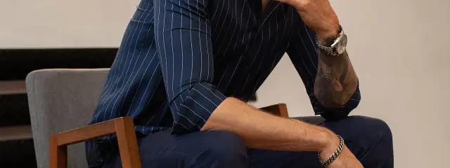 Jak podwinąć rękawy w koszuli z guzikiem, by wyglądać stylowo