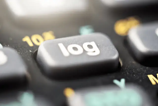 Zbliżenie na klawisz "log" na klawiaturze kalkulatora.