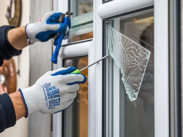 Jak zabezpieczyć pękniętą szybę w oknie i uniknąć dalszych uszkodzeń