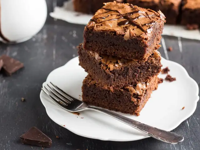 Pyszne, wilgotne brownie ułożone na talerzyku, idealne do kawy. To przepis na zdrowe ciasto, które zachwyci każdego.