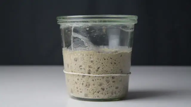 Twój zakwas pachnie acetonem? To głód! Jak go uratować?