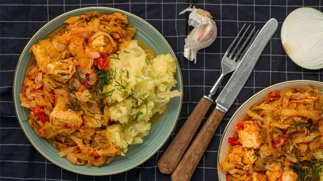 Ile kalorii ma bigos? Sprawdź kaloryczność i zrób wersję fit