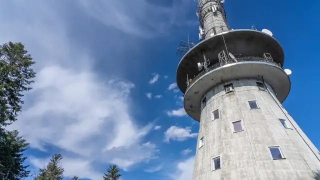 Gdzie jest Łysa Góra? Odkryj jej lokalizację i znaczenie w Polsce