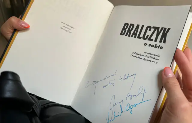 Jak napisać dedykację do książki? Gotowe wzory i porady eksperta