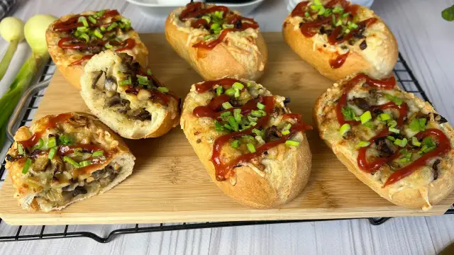 Idealna zapiekanka z air fryera: Chrupiąca bułka i ser w 10 min