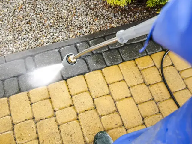 Skuteczne sposoby na usunięcie farby z kostki brukowej bez uszkodzeń