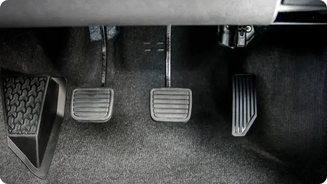 Pedały w aucie: Gdzie, co i jak? Poradnik dla początkujących