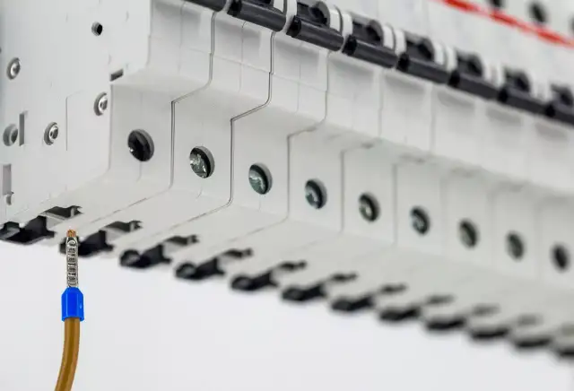 Ile kosztuje montaż skrzynki elektrycznej? Poznaj ceny i czynniki