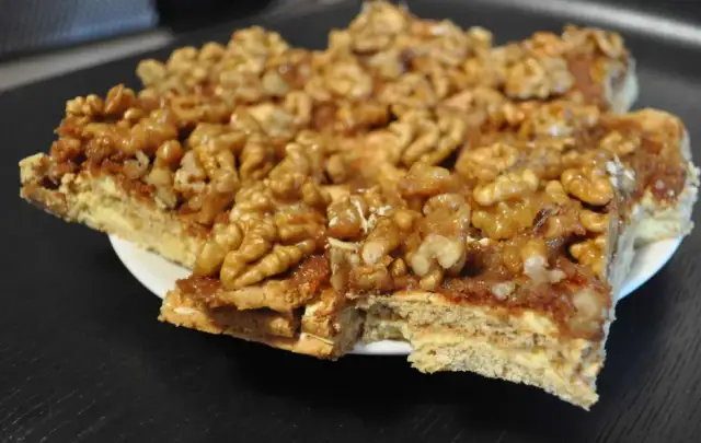 Pyszny przepis na ciasto z orzechami i karmelem, które zachwyci każdego