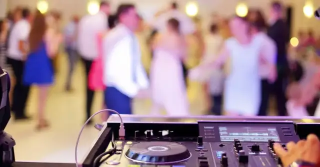 Ile zarabia DJ na weselu? Fakty, które zaskoczą każdego!