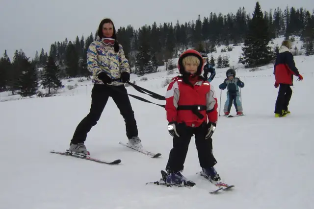 Szelki do nauki jazdy na nartach: Bezpieczny start? Opinie ekspertów.