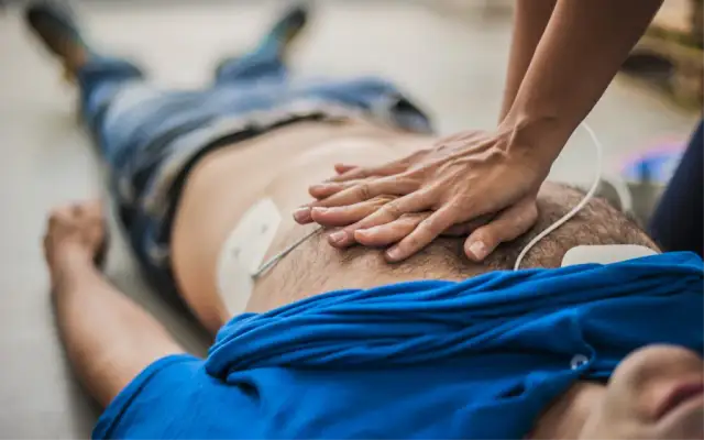 Kiedy użyć defibrylatora AED? Prosta instrukcja ratująca życie