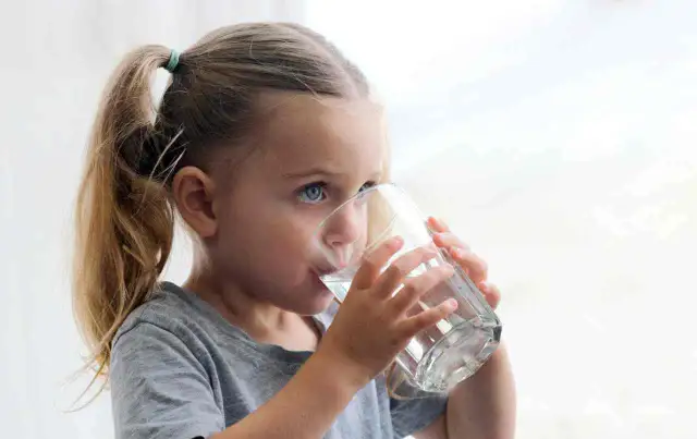 Woda dla niemowląt: Kiedy, ile i jaką podawać? Bezpieczne nawadnianie.
