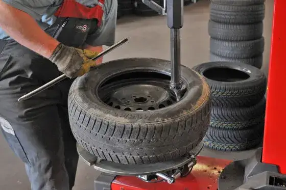 Kosten Reifen aufziehen: So vermeiden Sie hohe Montagepreise