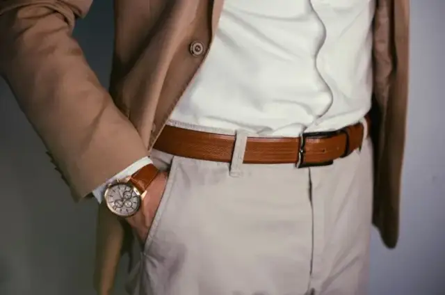 Brązowy garnitur: Jaka koszula? Stylowe połączenia na 2026