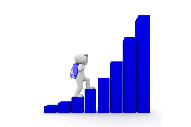 Biała postać z plecakiem wspina się po niebieskich słupkach wykresu, zastanawiając się, czy po liceum trzeba iść na studia.