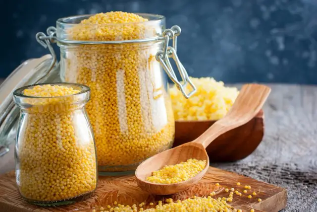 Jak gotować kaszę kukurydzianą, aby uniknąć grudek i błędów