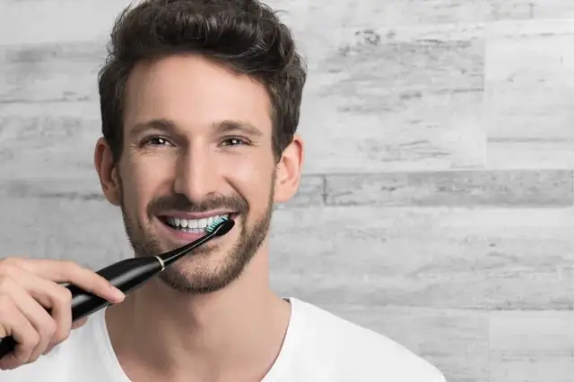 Szczoteczka soniczna czy elektryczna – która lepiej dba o zęby?