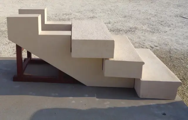 Construire un escalier en béton facilement avec un kit coffrage adapté