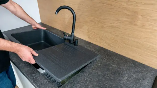 Jak osadzić zlew w blacie - uniknij najczęstszych błędów montażu