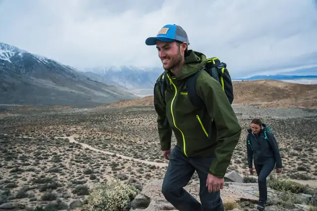 Jaką kurtkę przeciwdeszczową w góry wybrać, aby nie żałować?