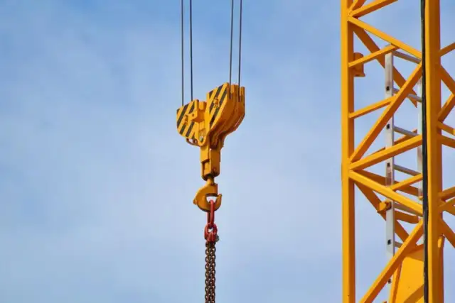 Ile zarabia operator dźwigu samojezdnego? Fakty, które zaskakują