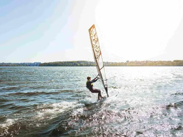 Ile kosztuje sprzęt do windsurfingu? Ceny nowych i używanych zestawów