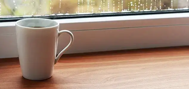 Czemu okna się skraplają? Poznaj przyczyny i sposoby na ich uniknięcie